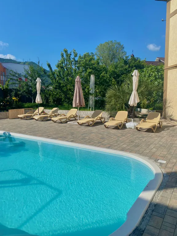 Квартира Квартира Четырехместный двухкомнатный номер в гостевом доме с бассейном — Лазаревское