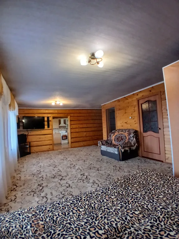 Дом возле гор и леса