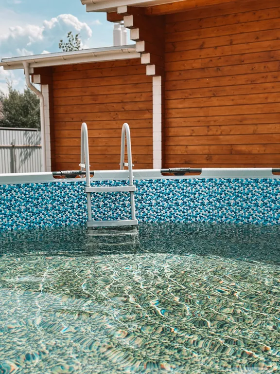 Охотничий домик у пруда