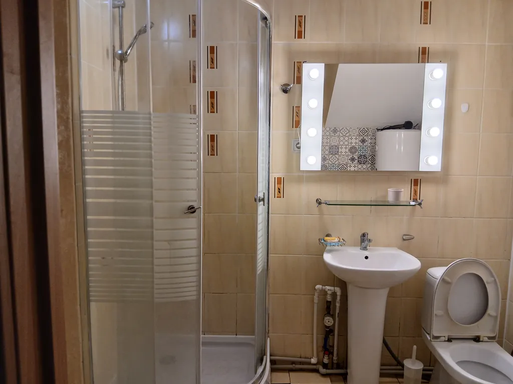 Дом находится на частной территории, есть стоянка автомобильная