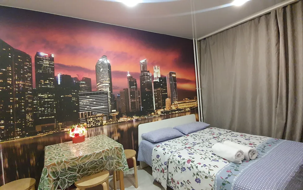 Уютная студия Мегаполис с большими окнами и плотными шторами