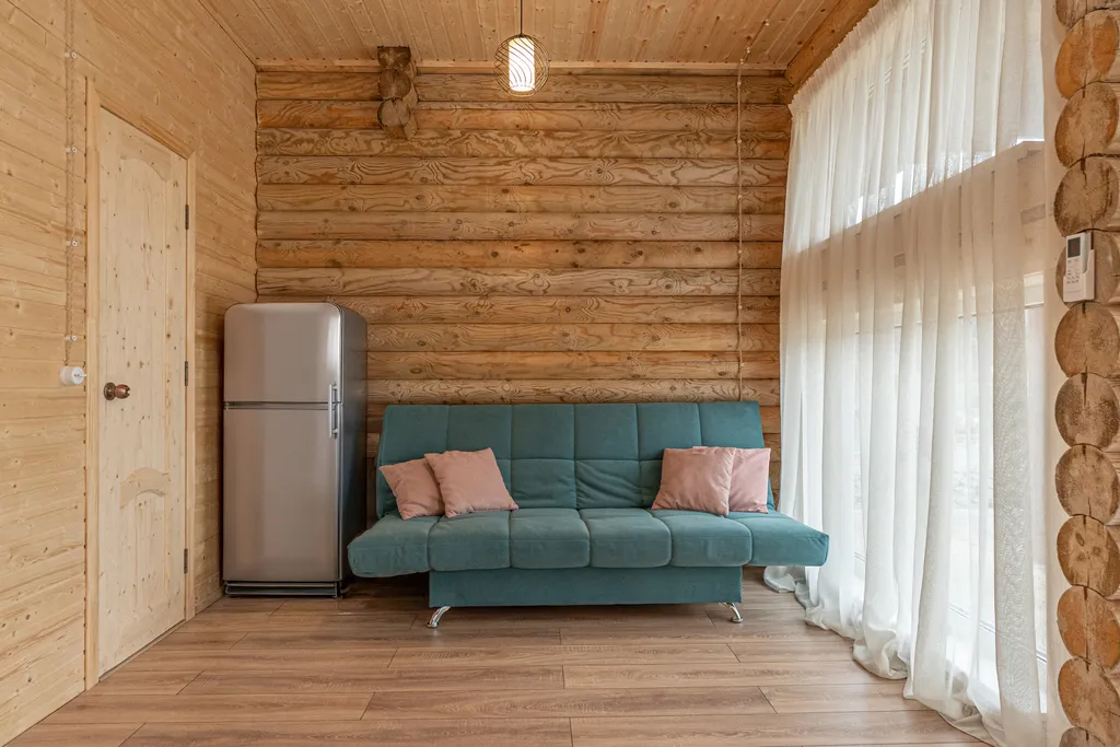 Сруб на озере