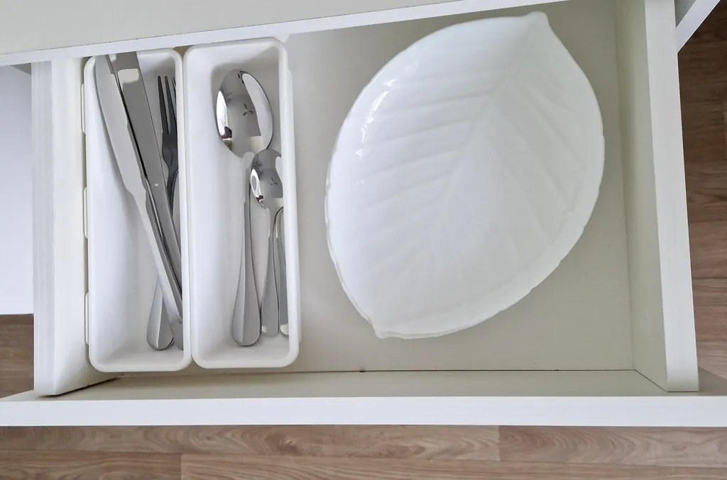 Уютная комната в доме в лесу