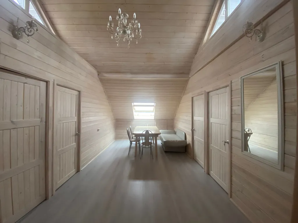 Трёхэтажный дом на берегу Волги