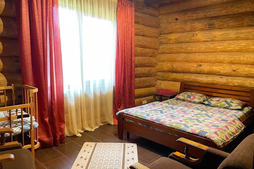 Деревянный дом у озера с сауной и бильярдом