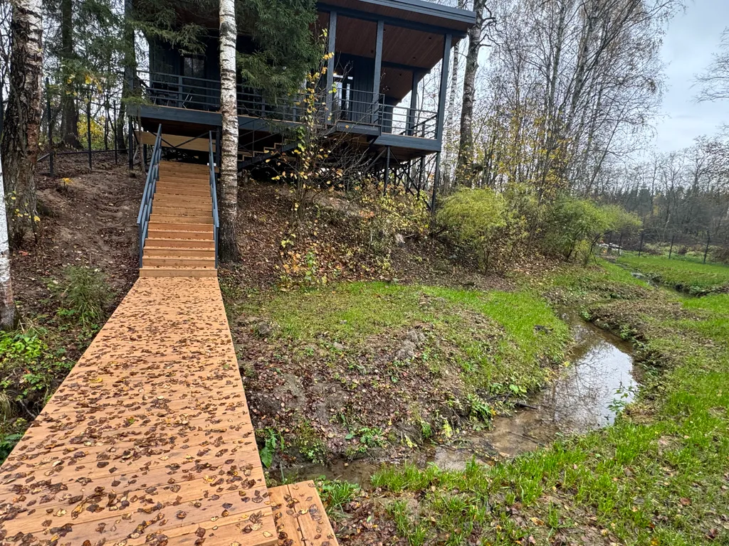 Дом у ручья в лесу