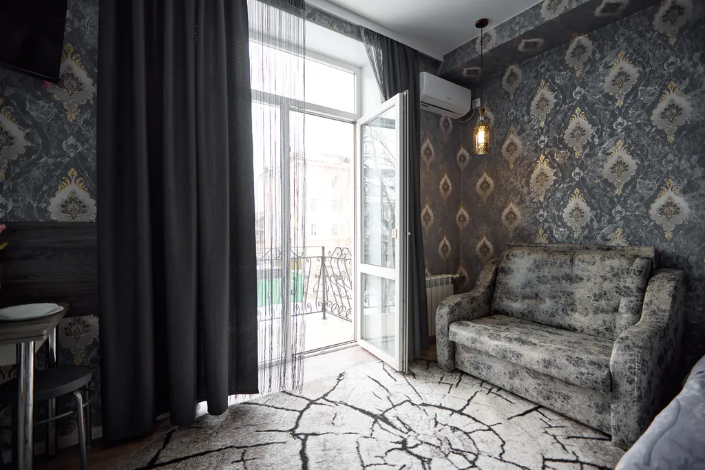 Студия с кованным балконом в историческом центре