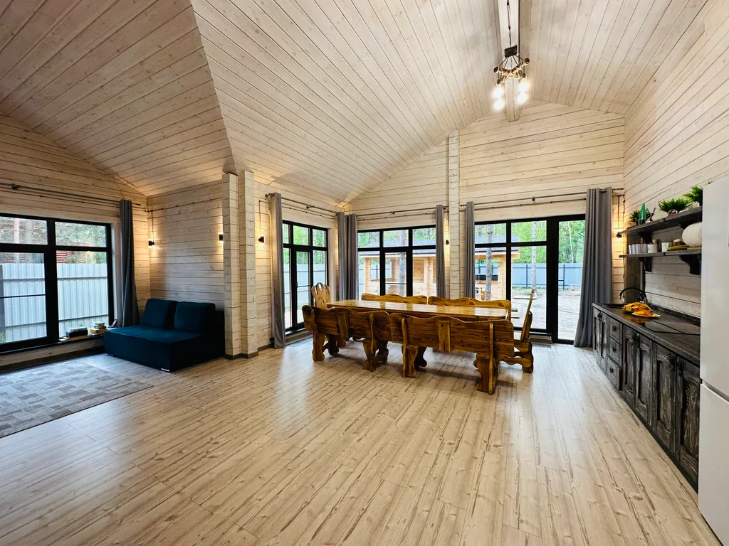 Дом и баня на дровах в сосновом лесу