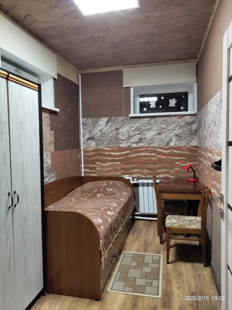 Маленькая комната с односпальной кроватью