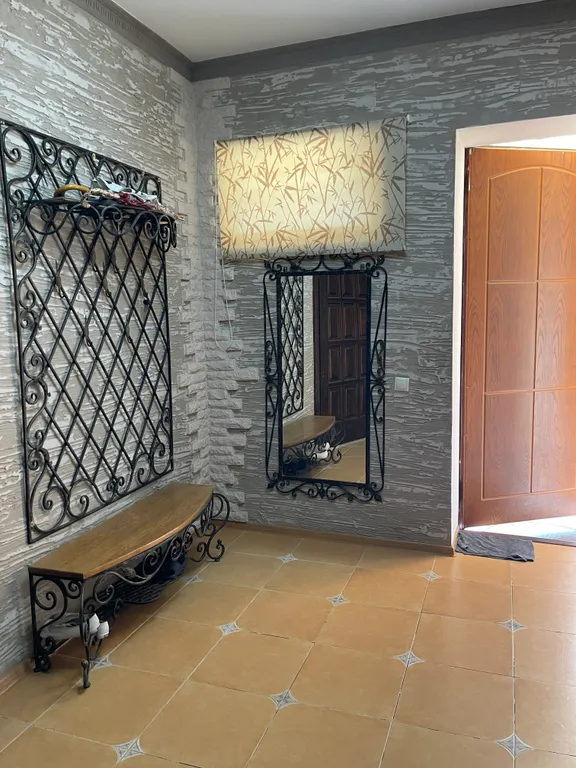 Часть дома с отдельным входом в 3 минутах от моря для большой компании