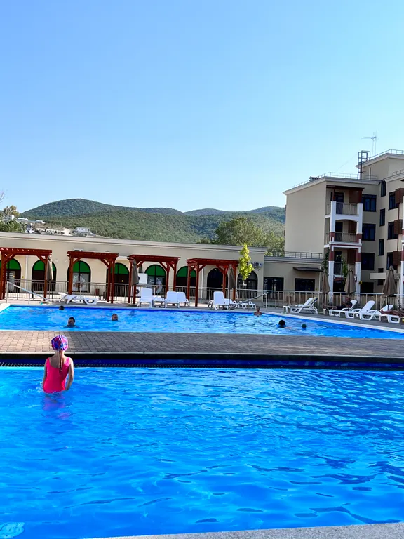 Милая квартирка с видом на горы и бассейном во дворе