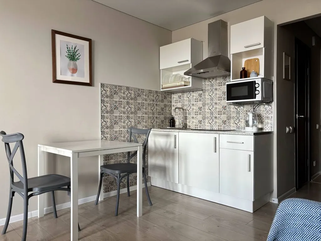 Студия с видом на город