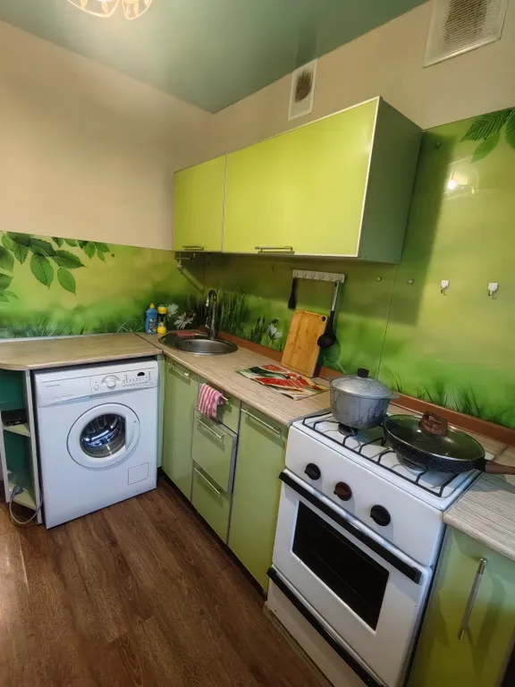 Квартира находится в центре города, рядом магазины, остановка.