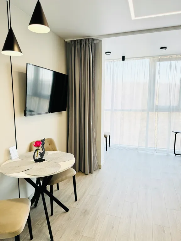 Апартаменты с панорамными окнами на лес и море и роскошным двором