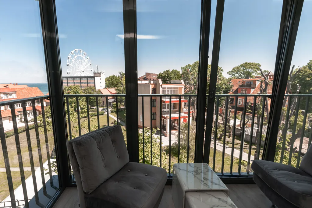 Апартамент с видом на колесо обозрения и море