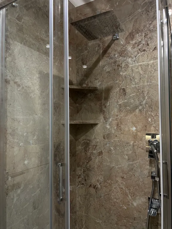 Квартира-студия в окружении хвойного леса и гор.