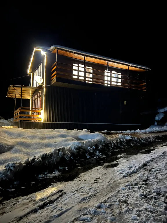 Дом в лесу с видом на горы