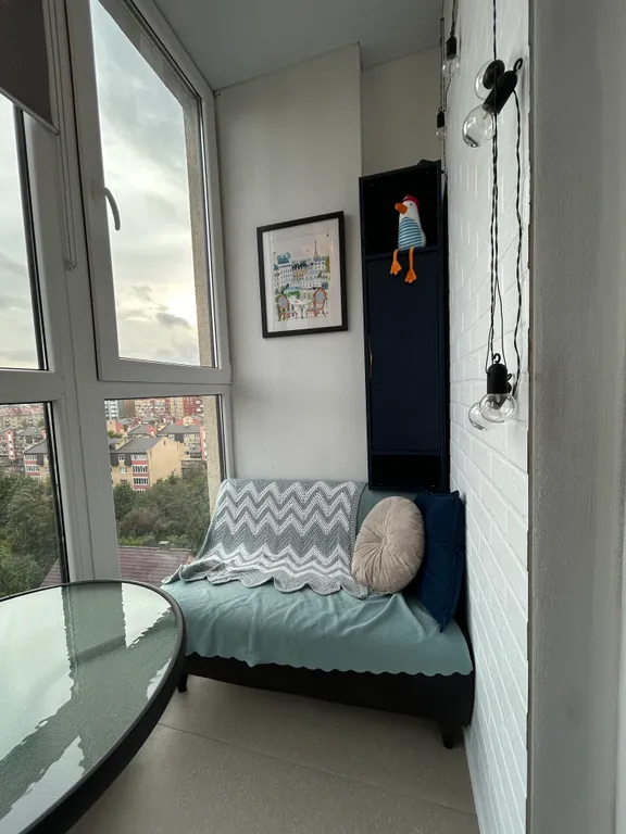 Студия с видом на город