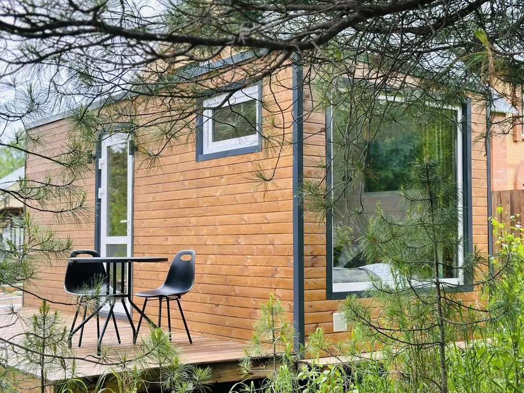 Домик в тихом и спокойном месте в окружении леса