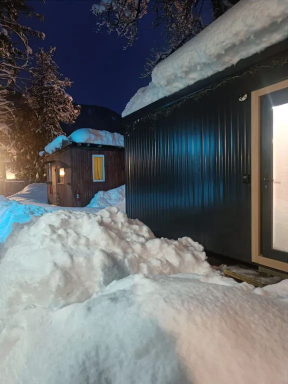 Тёплый домик в лесу с видом на горы