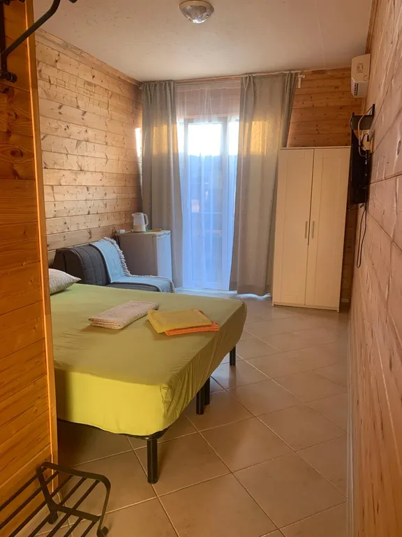 Однокомнатный коттедж в тени деревьев — аренда посуточно в Лермонтово