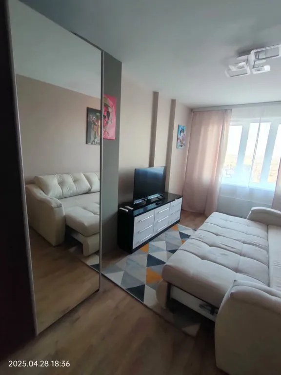 Уютная двухкомнатная квартира с видом на город и реку с 25 этажа