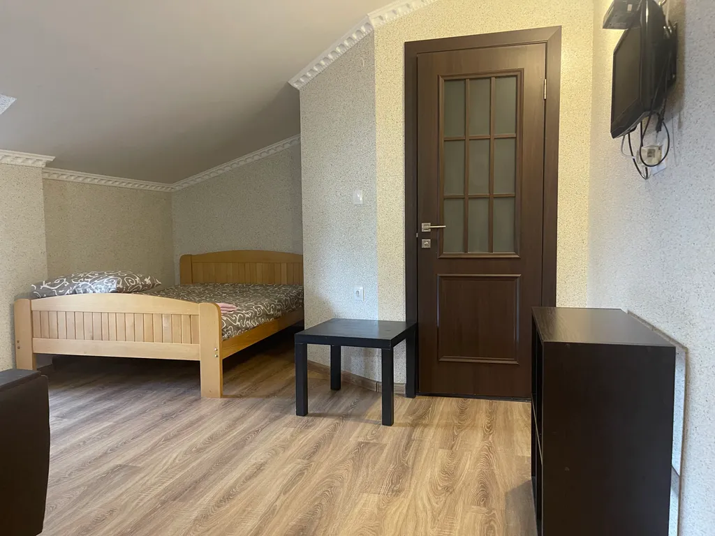 Коттедж 3 этажа, 4 комнаты.. В центре п. Небуг.