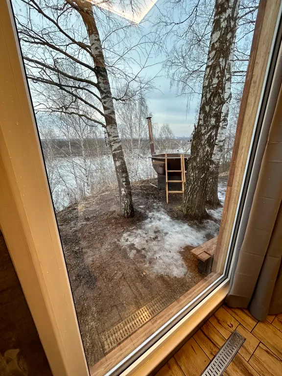 Дом с чаном на берегу реки