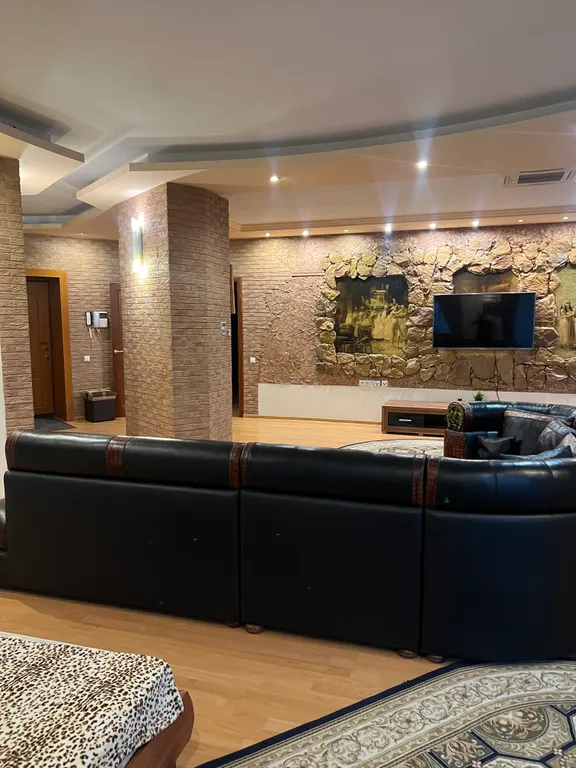 Четырёхкомнатные апартаменты на главном проспекте города