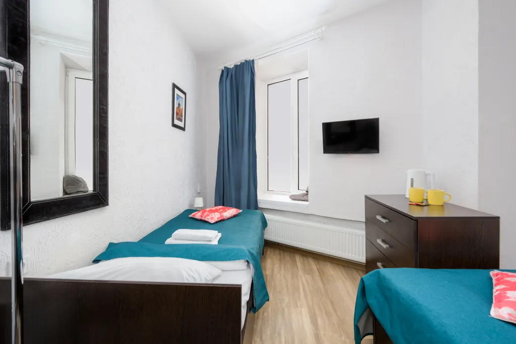 Комната-эконом со своим санузлом и двумя кроватями у зоопарка