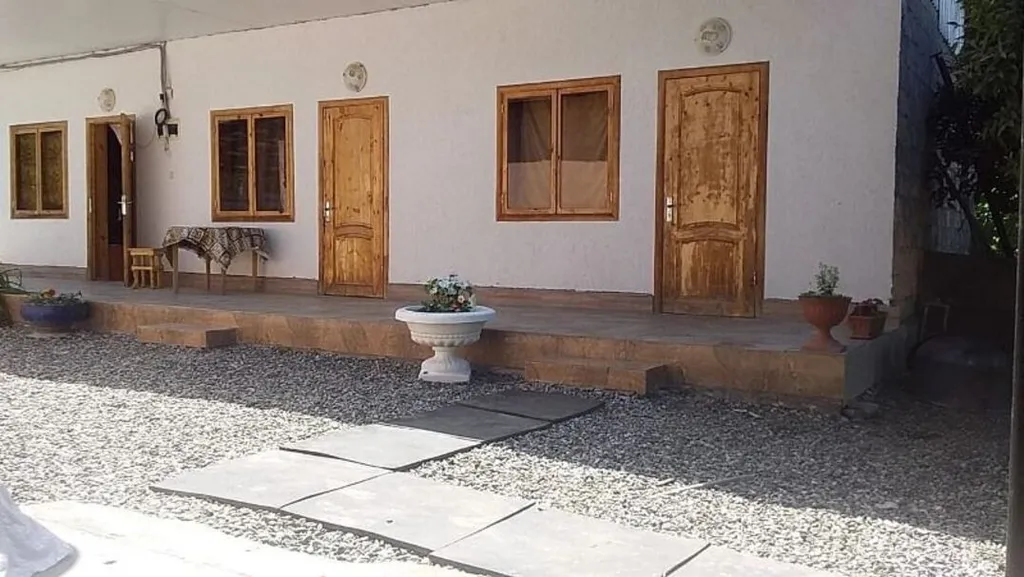 Уютные домики находятся от 500 метров до моря с видом на горы