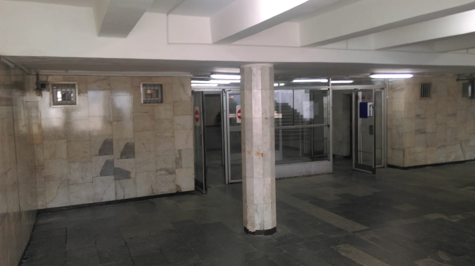 Прилегающая к дому территория, вход в метро