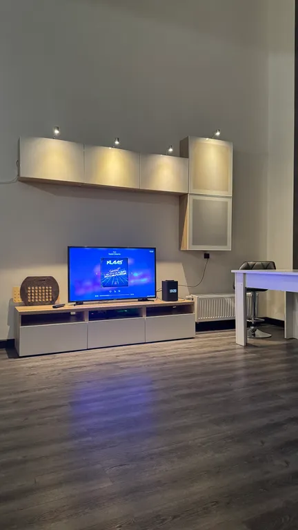 Двухуровневый лофт с 7-метровыми потолками и панорамными окнами