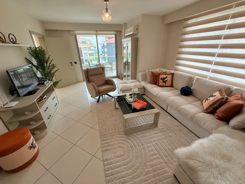 Двухуровневые апартаменты с видом на море и горы