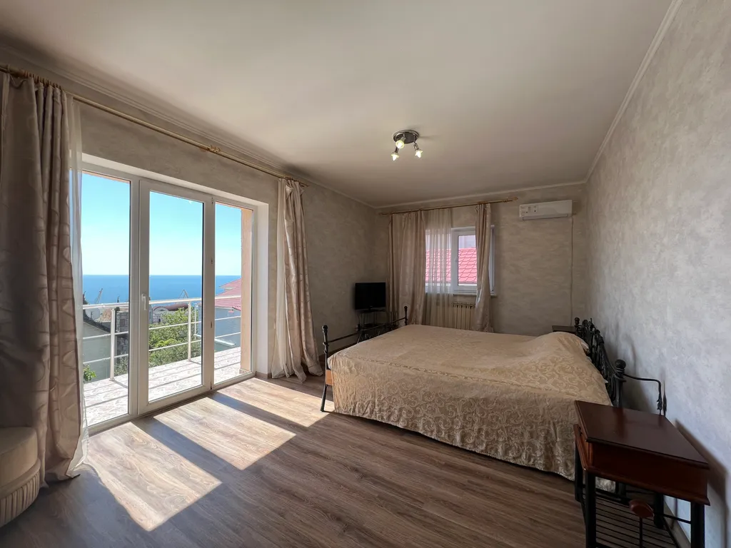 Дом с бассейном и баней