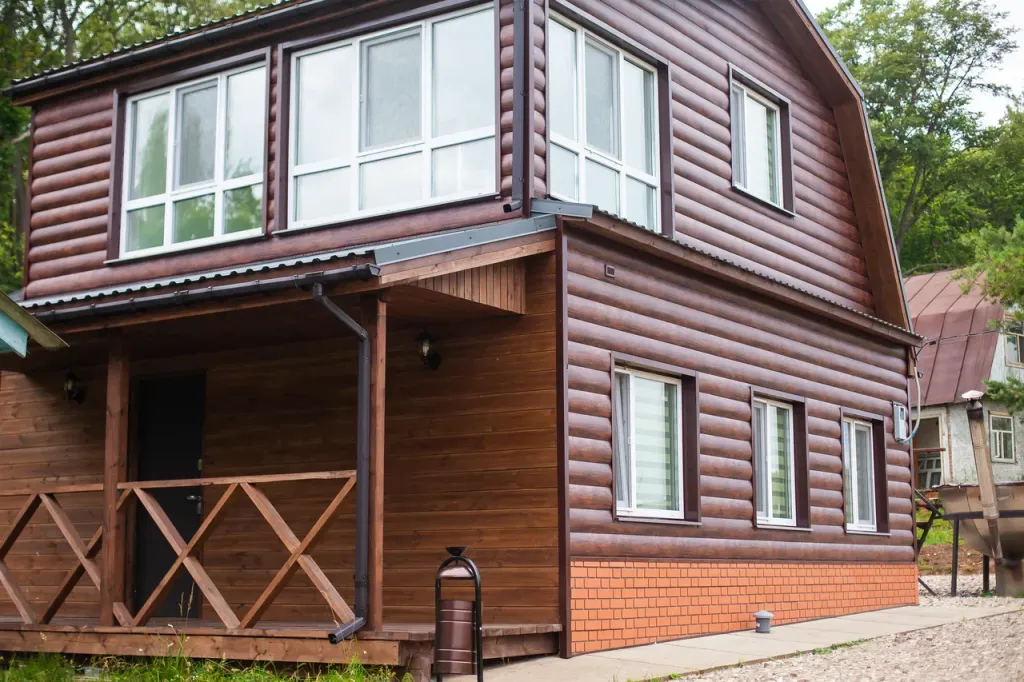 Домик четырёхместный с беседкой и мангалом