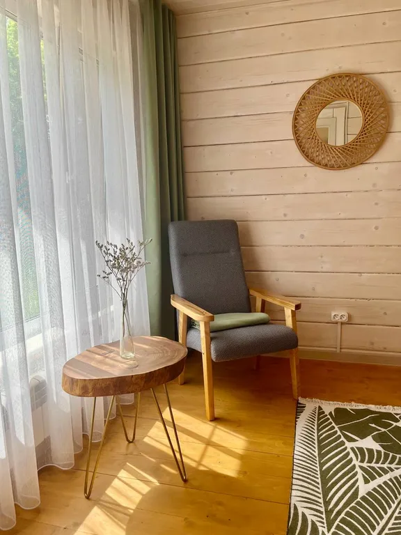 Просторный новый дом на берегу озера у родника