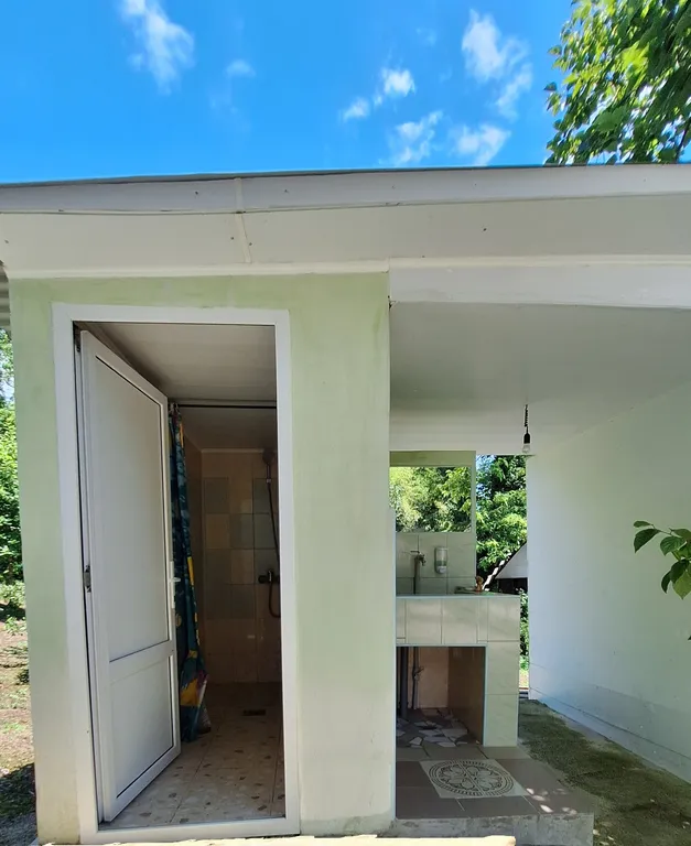 Уютная комната эконом класса с морем напротив