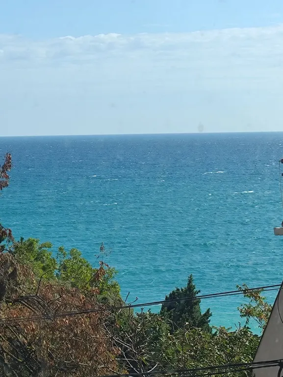 Трехместный номер с 2  кроватями и диваном. Стандарт с видом на море.