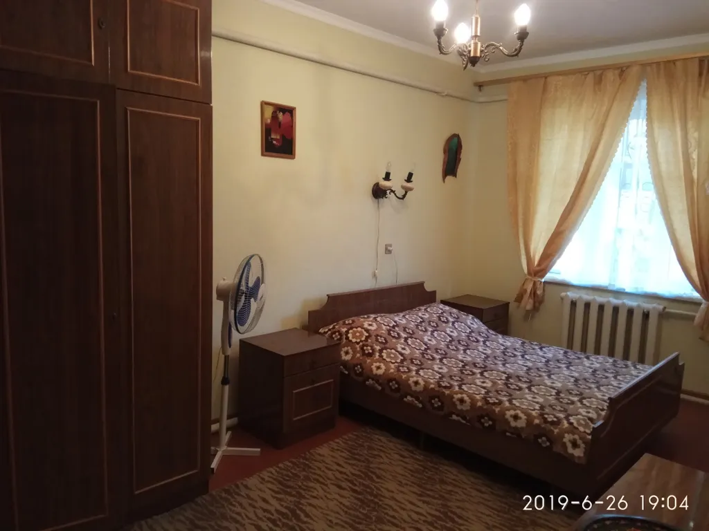 Светлая комната с видом на осенний сад