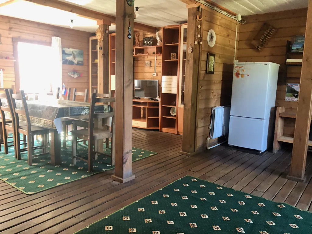 Комната с видом на лес в уютном доме