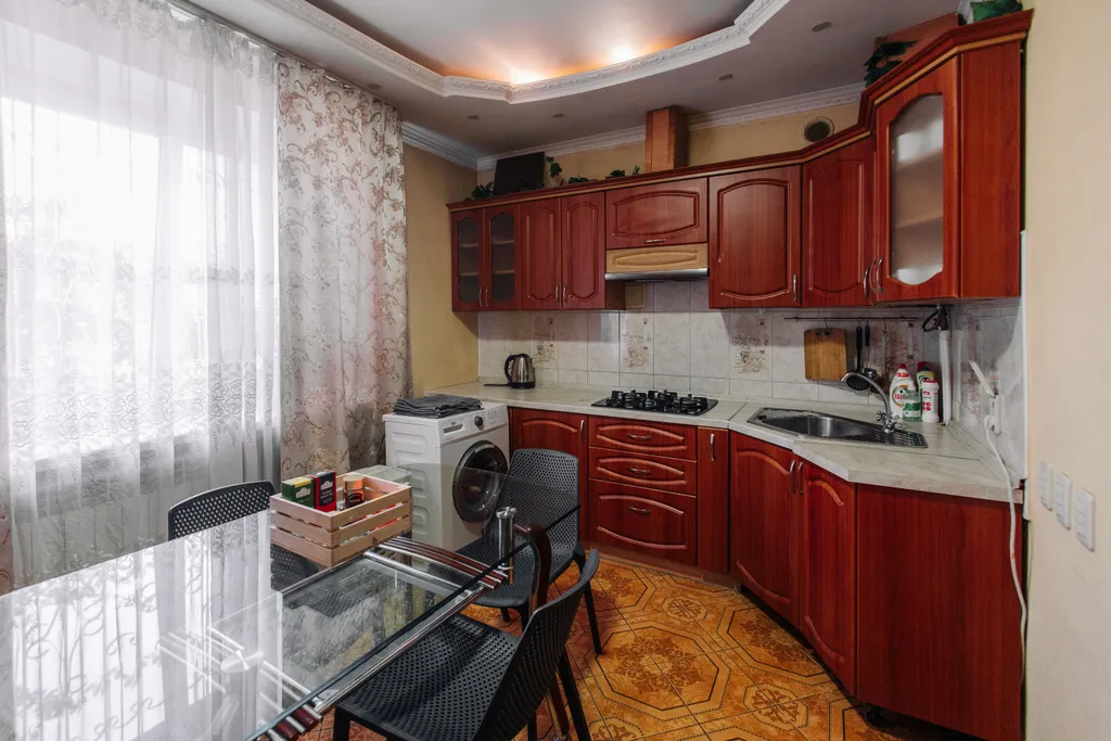 Коттедж в центре города с камином, аэрохоккеем, спортзалом и библиотекой