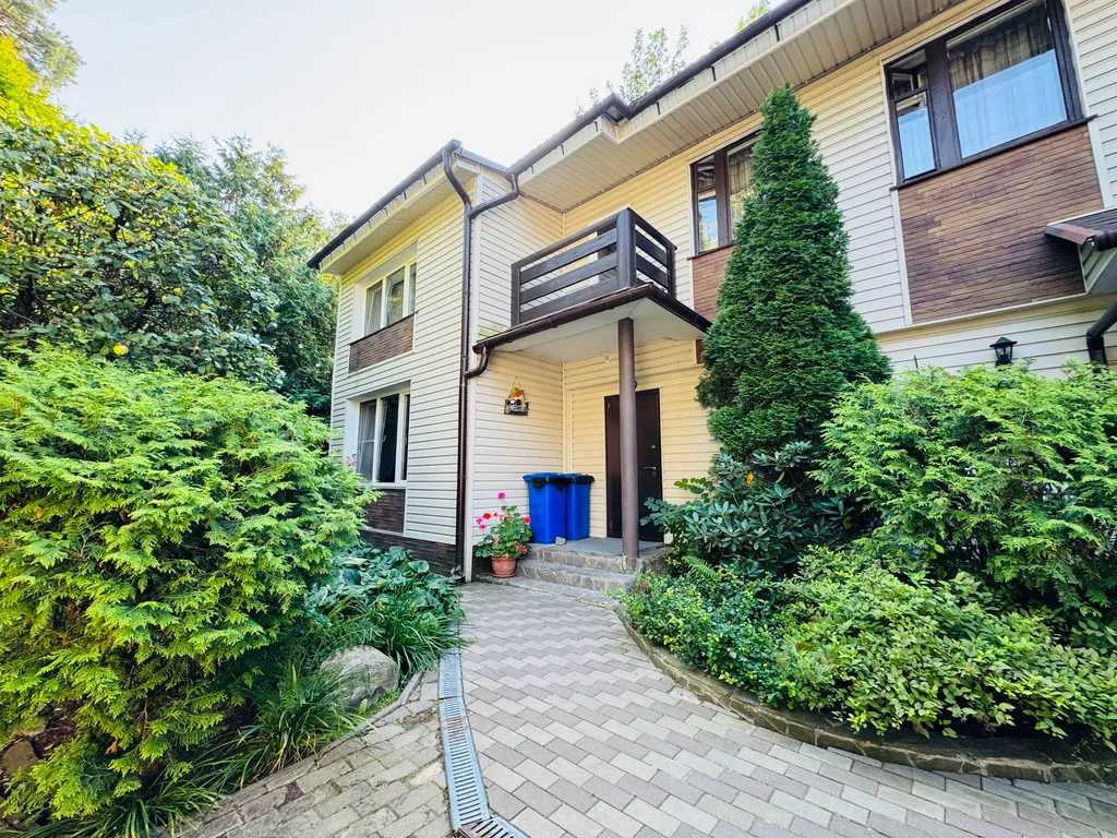 Уютный дом с тёплым бассейном и без подводных камней