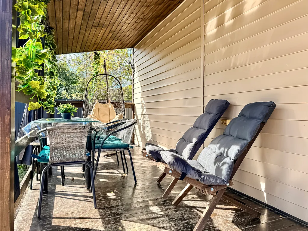 Дом на море в окружении гор