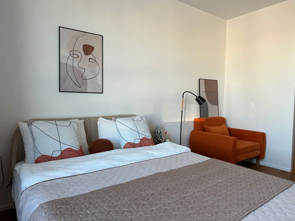 Светлая студия с панорамой центра