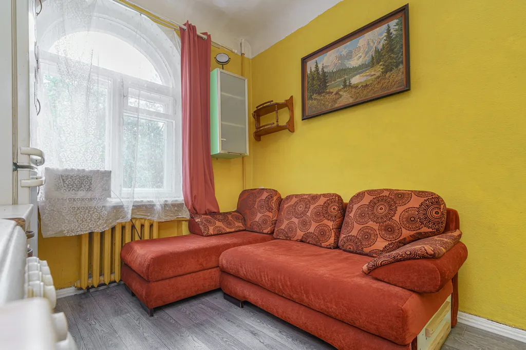 Большая комната с персональным компьютером