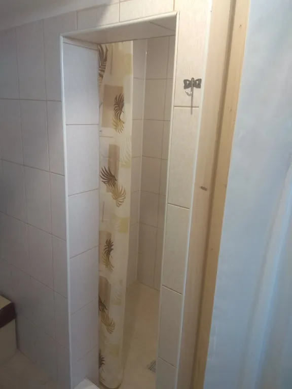 Уютный домик с собственным двором и видом на море, душ и туалет в доме