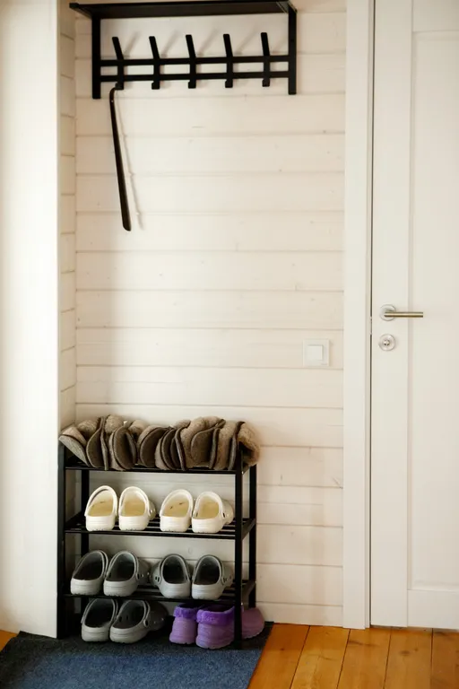 Дом с сауной и горячим чаном на участке с соснами