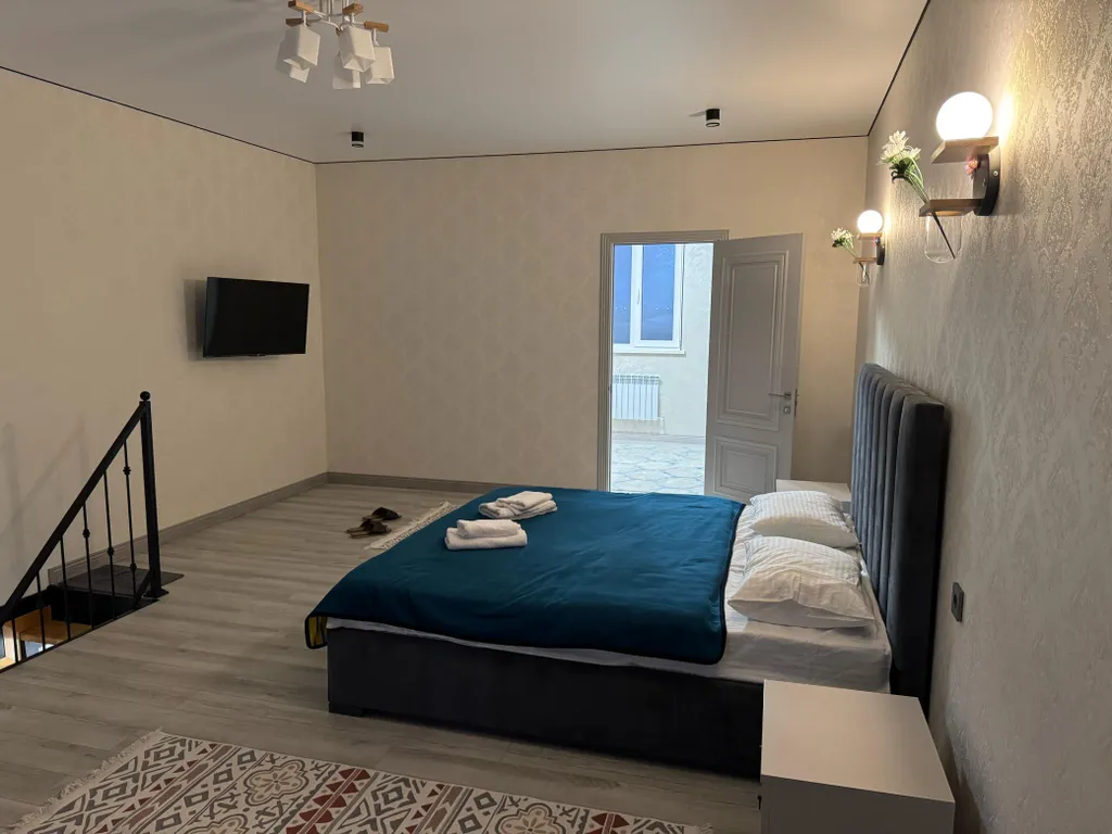 Шикарный дом с бассейном на берегу