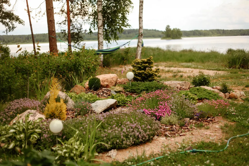 Милый домик у озера с баней